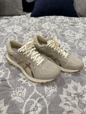 ASICS Neutral Running Shoes in Cream and Tan